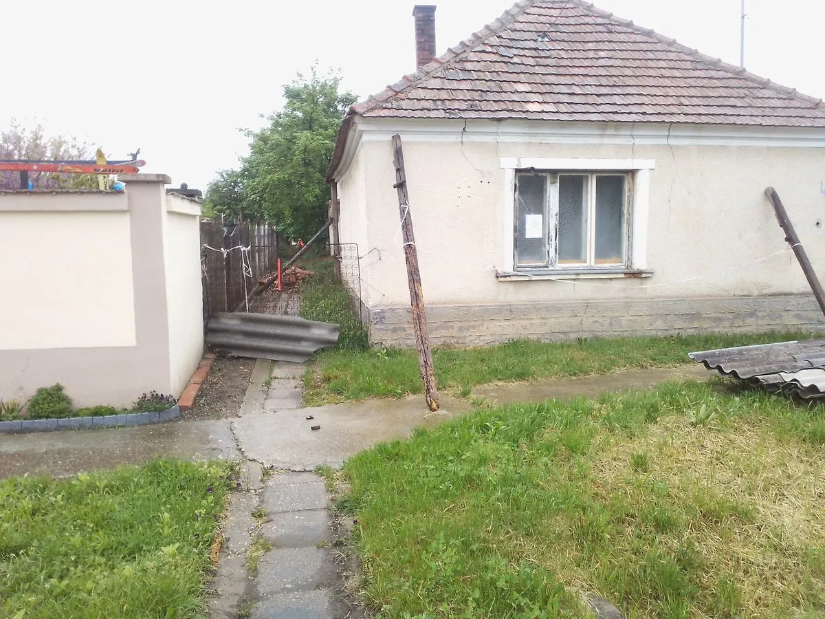 A családot a polgármester szólította fel, hogy változtatniuk kell a romház védelmén az elzárt - a képen - gyalogos rész kapcsán /