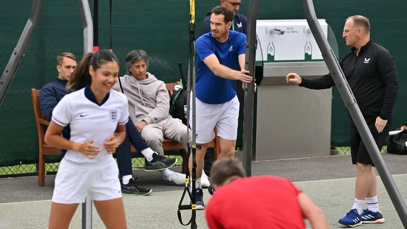 Áll a bál, kitolt a megosztó teniszsztár a legendával