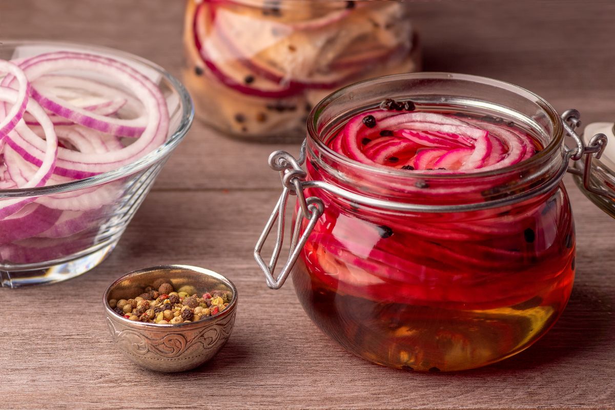 Pickled,Red,Onions,With,Vinegar,And,Black,Pepper