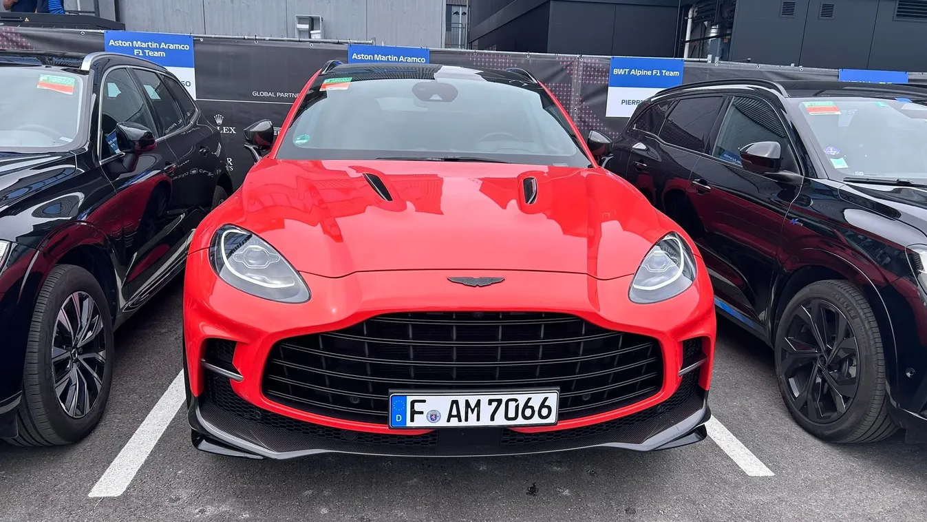 Százmilliós autócsodákkal érkeztek a Ferrari pilóták