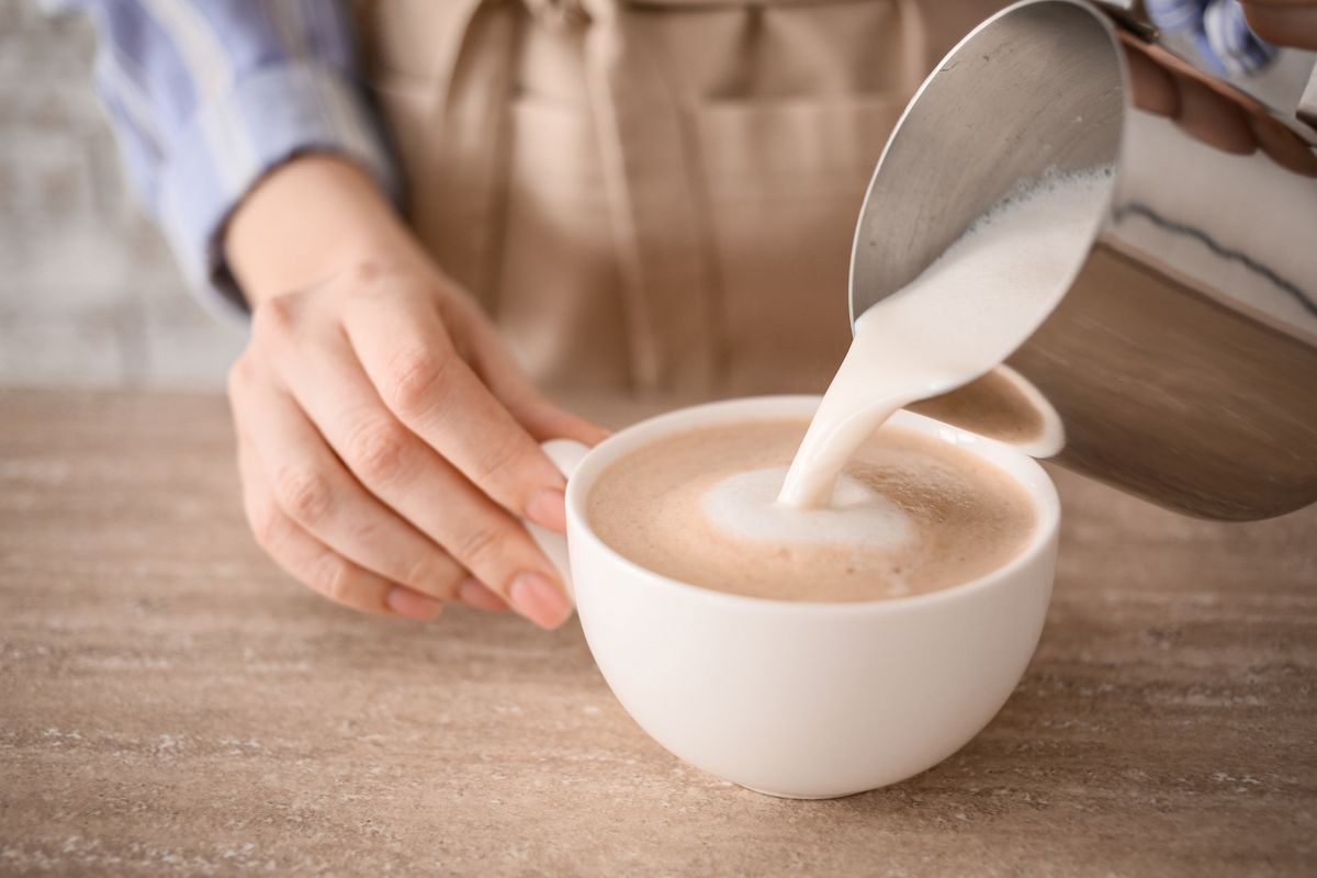 Barista,Preparing,Tasty,Cappuccino,In,Cafe,,Closeup