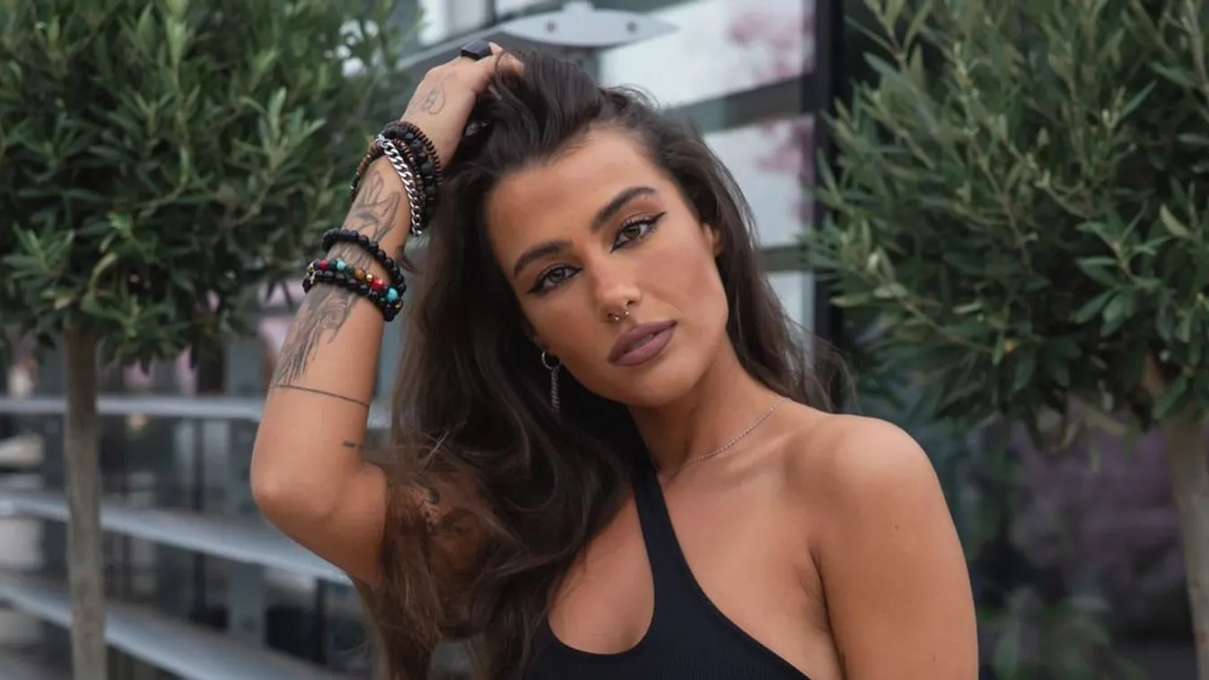 Tóth Andi nem vett fel melltartót - Merész fotók