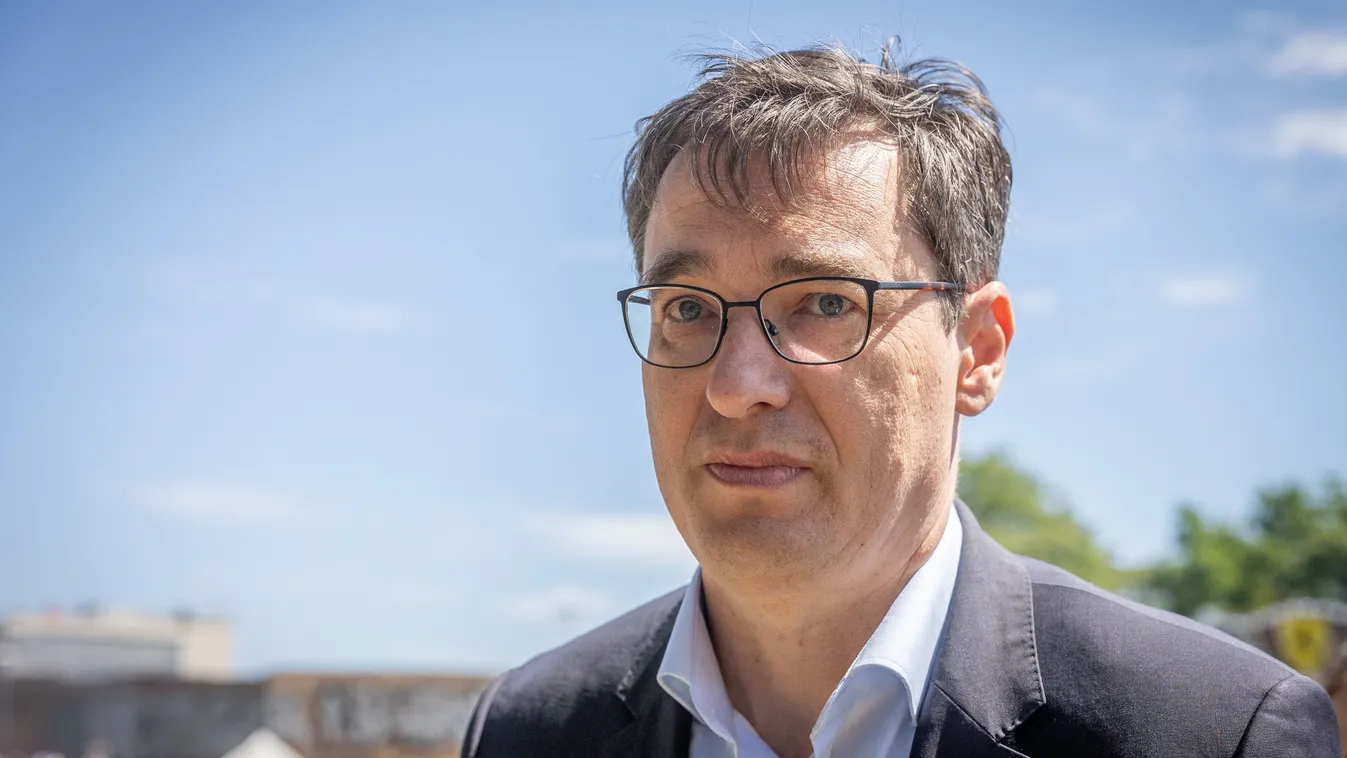 Karácsony 200 milliónyi prémiumot osztott a haveroknak