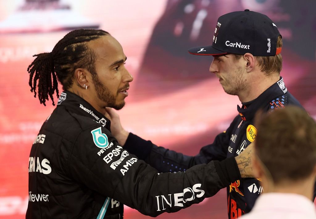 Lewis Hamilton az ominózus futam végén gratulált Verstappennek, de máig nem tudta túltenni magát a történteken