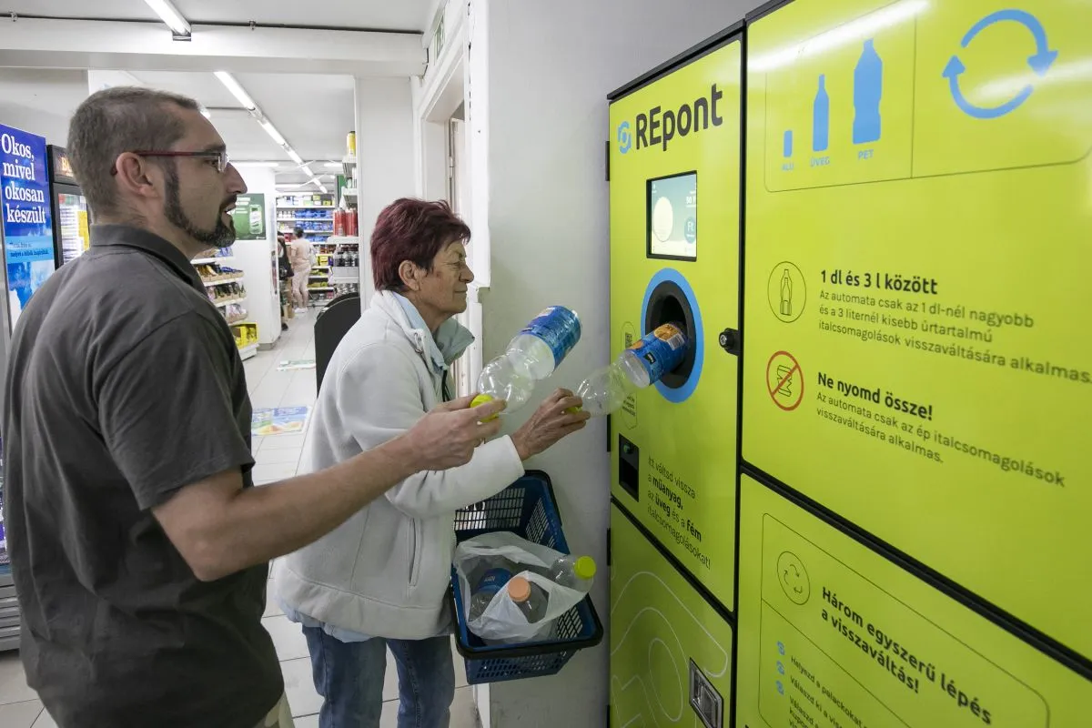 A visszaváltható termékeket a családok nagyobb mennyiségben gyűjtik otthon, ám van, aki kisebb mennyiségben viszi rendszeresen a Repont géphez /