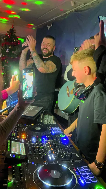 hot magazin dj benett 12 éves dj gwm pártfogoltja