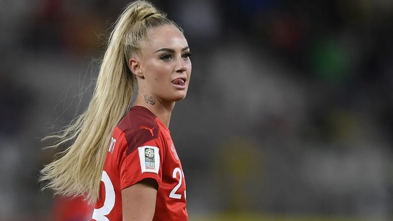 Férfiak milliói örülnek: így ment orvoshoz a szexi focistanő