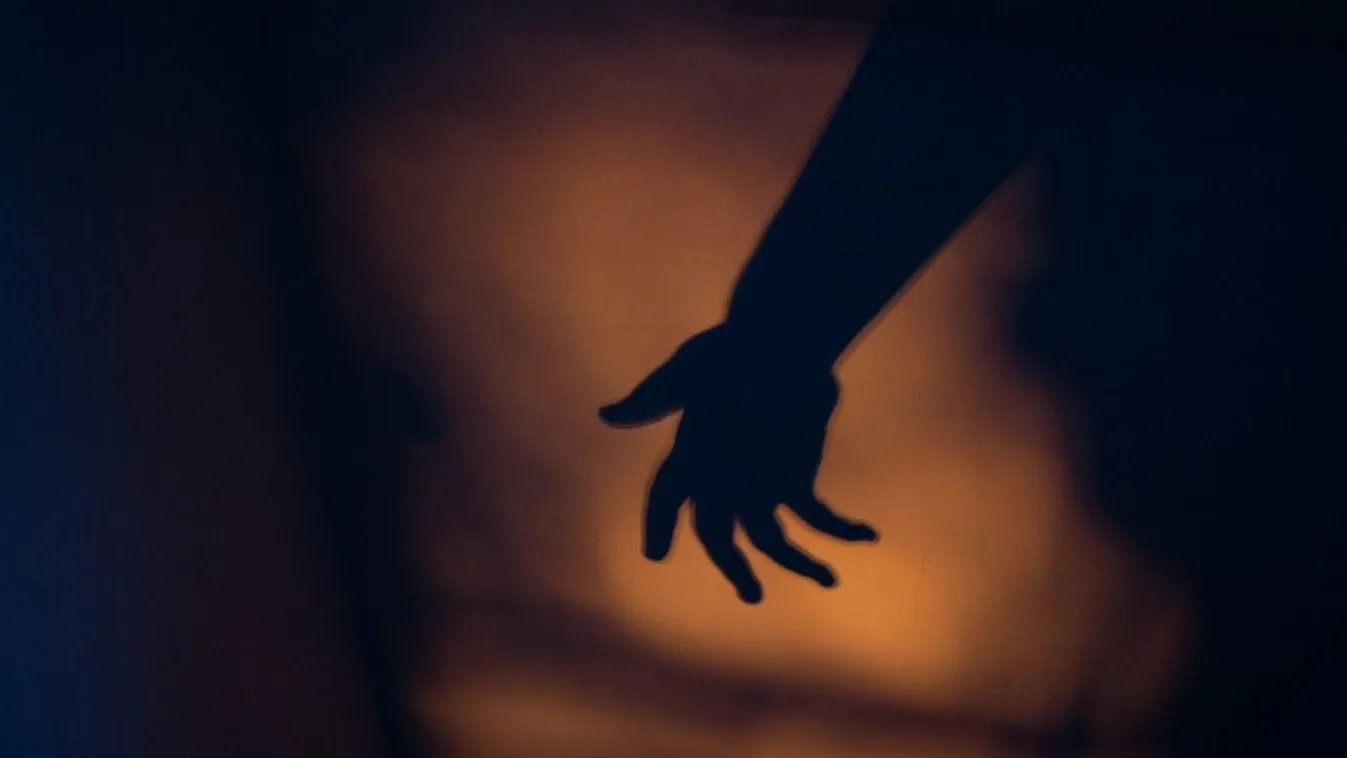 Félkarú nő riogatja a gyerekeket a szabolcsi faluban