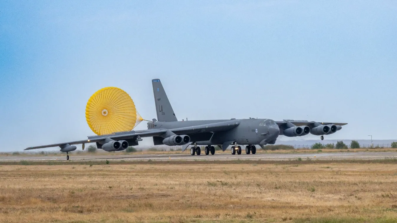 Nukleáris bombázók érkeztek Magyarország szomszédjába