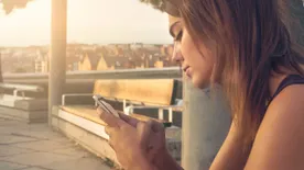 Képtelenség kirobbantani a kezükből a telefont: ez a 3 csillagjegy függ a leginkább az online tértől