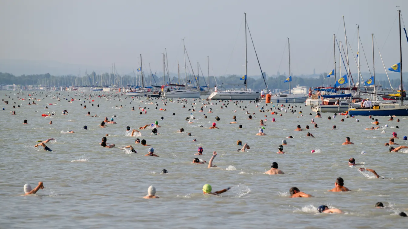 Több mint 11 ezren ússzák át a Balatont - fáradtan, de mosolyogva érnek partot Bogláron