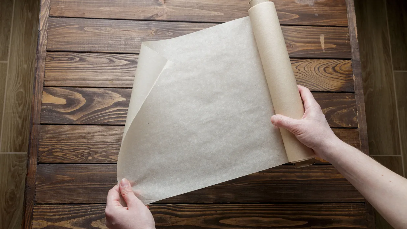 Így lesz tökéletesen passzentos a sütőpapír a tepsiben