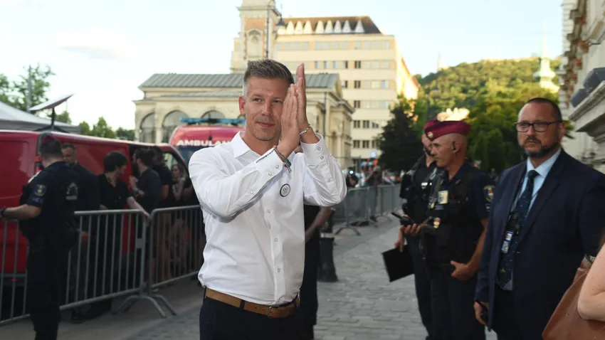 Magyar Péter úgy él, mint egy aranyifjú