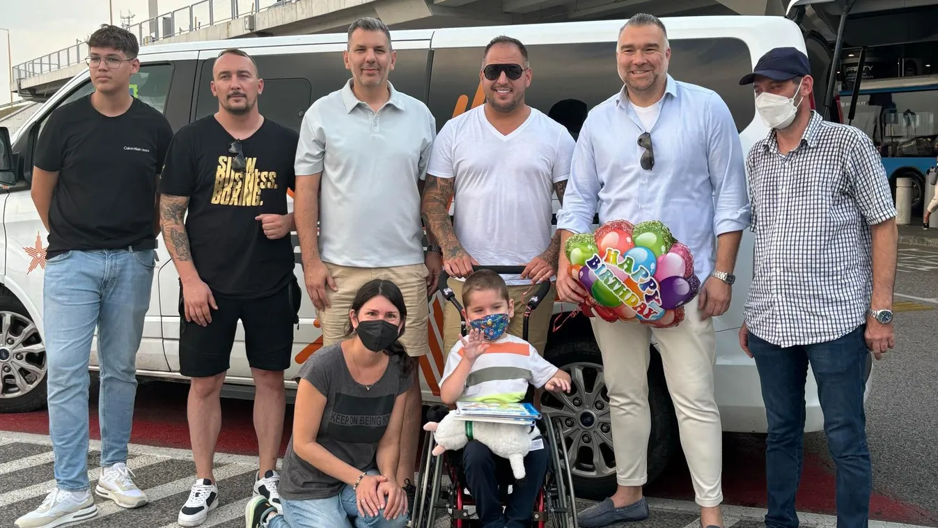 Curtis várta a reptéren SMA Tomikát és családját