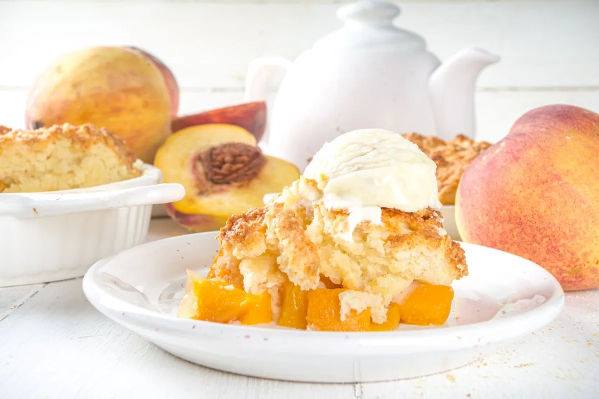 Delicious,Summer,Peach,Cobbler,,Homemade,Sweet,Summer,Pie,With,Peaches