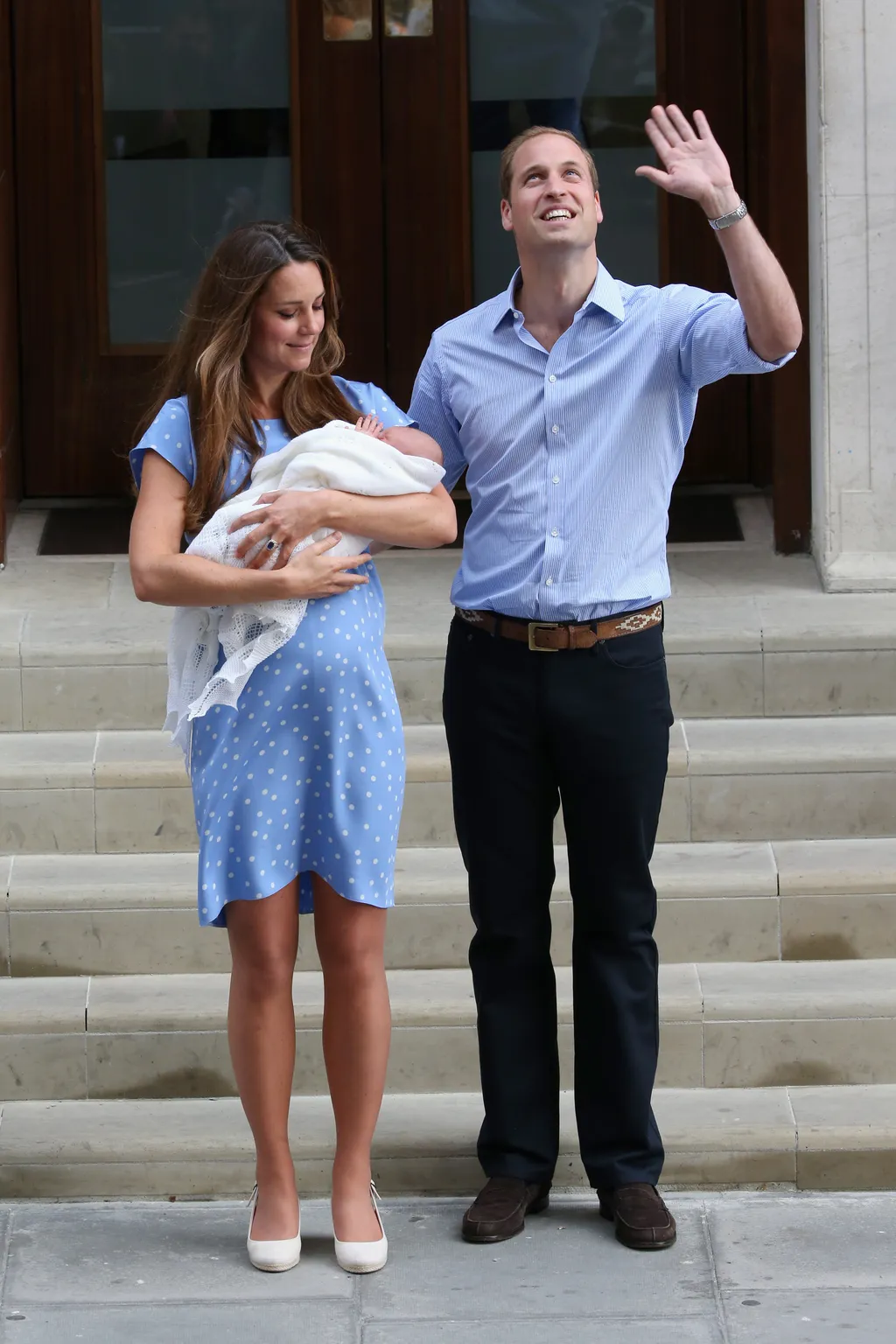 2013 júliusában, első gyermeke, György herceg megszületése után a hercegné a Lindo Wing lépcsőjén mutatta be őt a sajtónak, Jenny Packham rövid ujjú kék ruháját viselve. A kék pöttyös ruhát megható tisztelgésként értelmezték ann