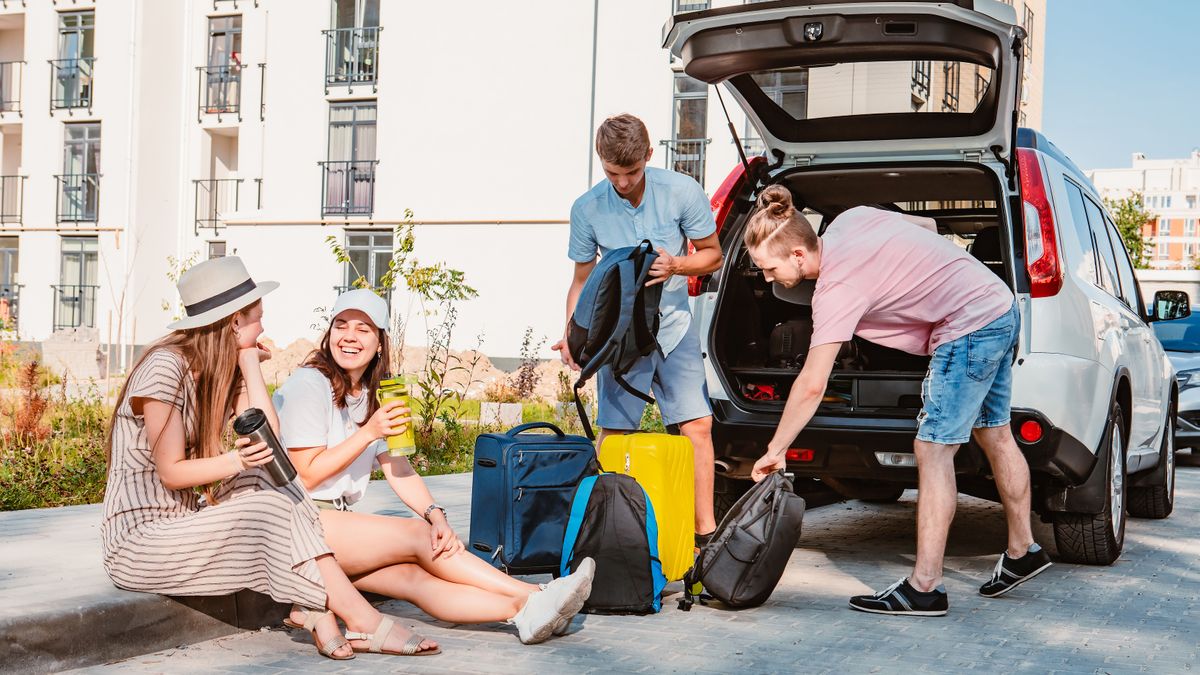 Friends,Load,Car,Trunk,With,Baggage.,Summer,Road,Trip,Vacation.