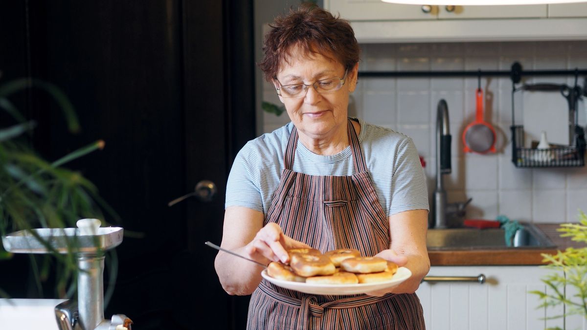 Portrait,Of,An,Active,Elderly,Woman,Cooking,In,The,Kitchen.