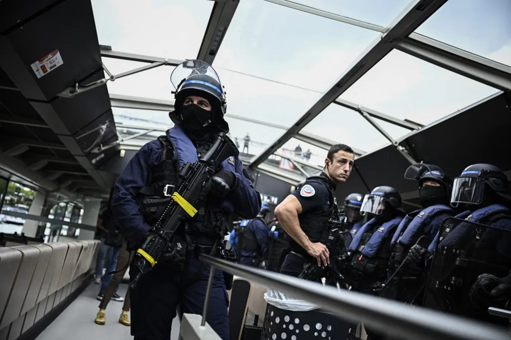 Teljes készültség, fegyveresek ezrei lepték el Párizst