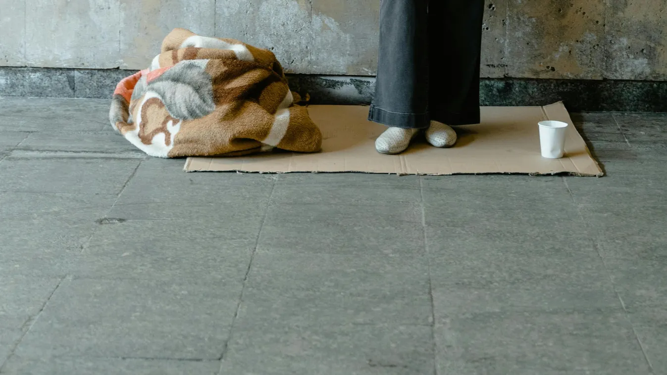 Megrázó dolgok derültek ki a magyar koldus kisfiú életéről