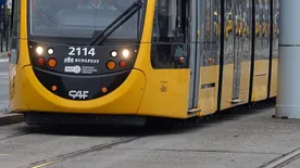 Káosz Budapesten: villamossínekre sodródott két karambolozó autó, mentőket kellett hívni