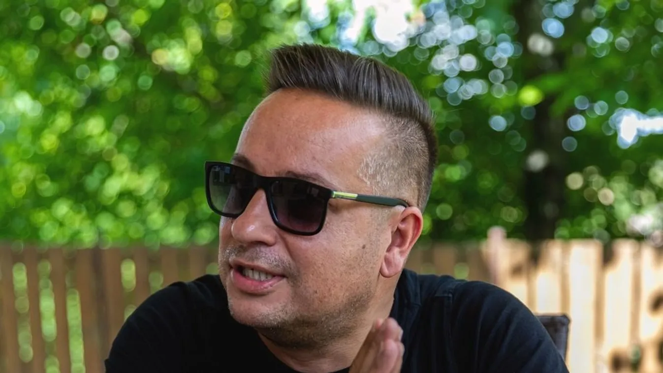 Felismerhetetlen L.L. Junior  kisfia, kész sztárpasi lett