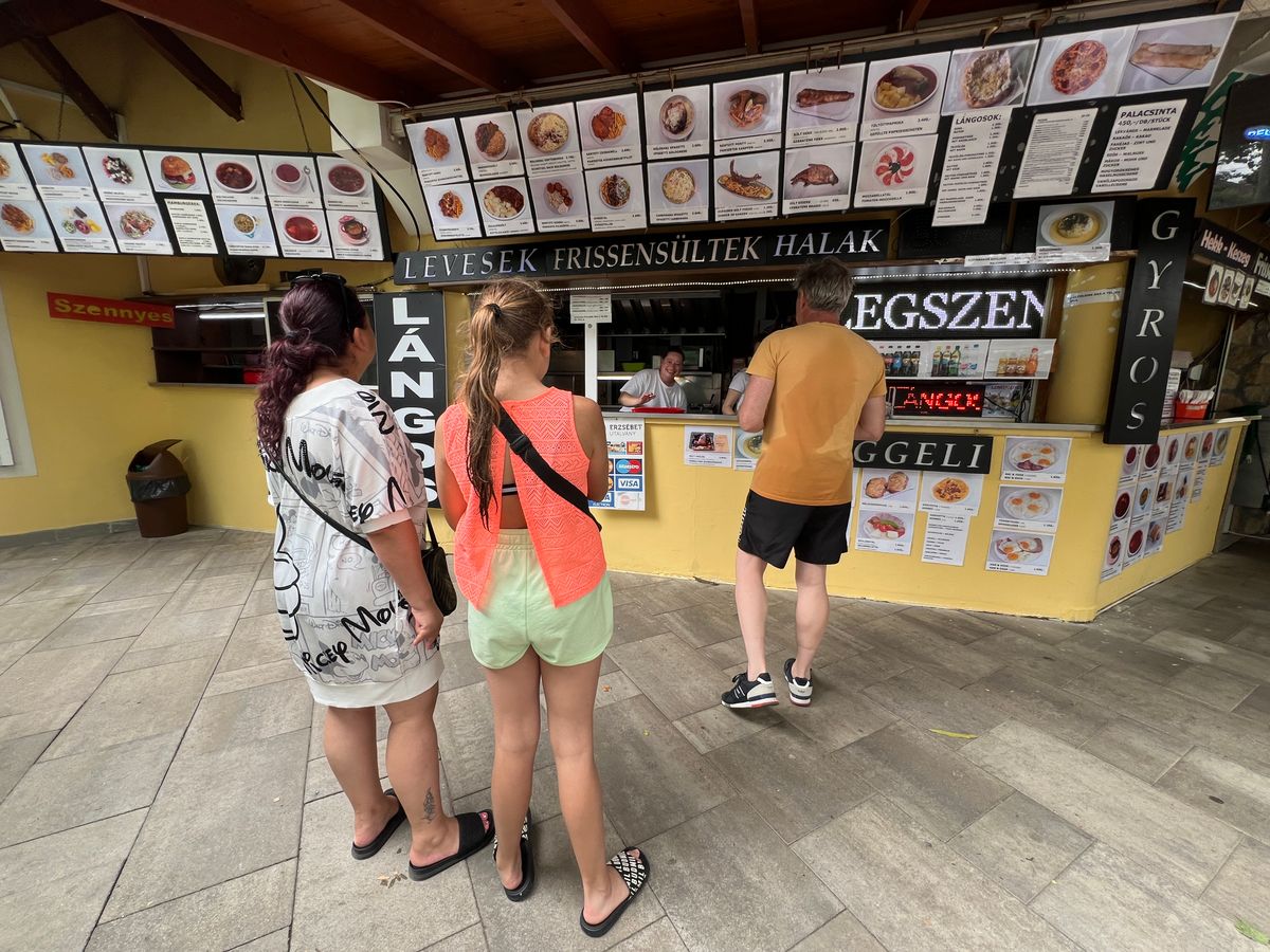 Kiderült, melyik környéken olcsóbb két csobbanás között enni a büféből: a Balatonon vagy a fővárosi strandok büféiben / strandbüfé