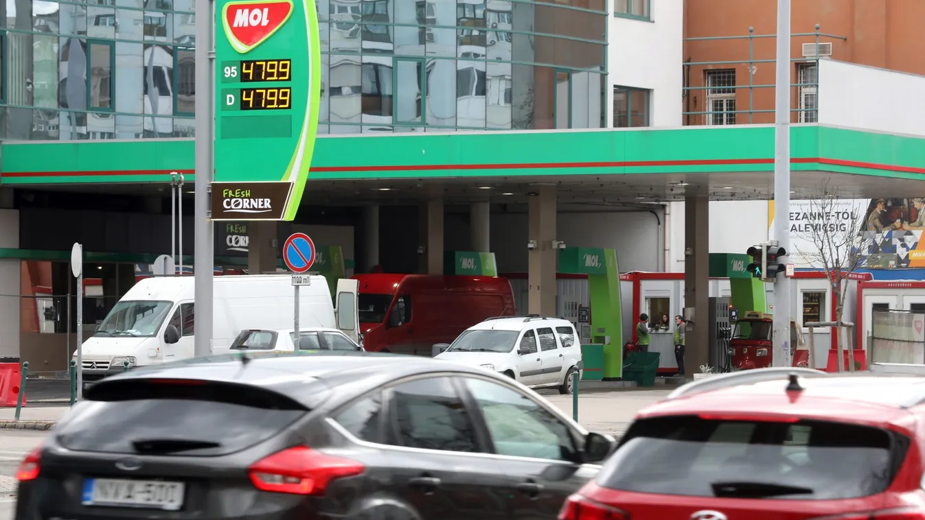 Benzinárcsökkenés: keresnek a cégek az olcsó orosz olajon