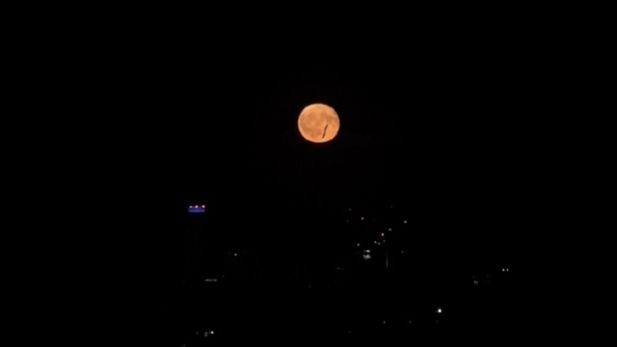 Hosszúkás UFO húzott el a Hold előtt, teljesen ledöbbent a szemtanú - Videó