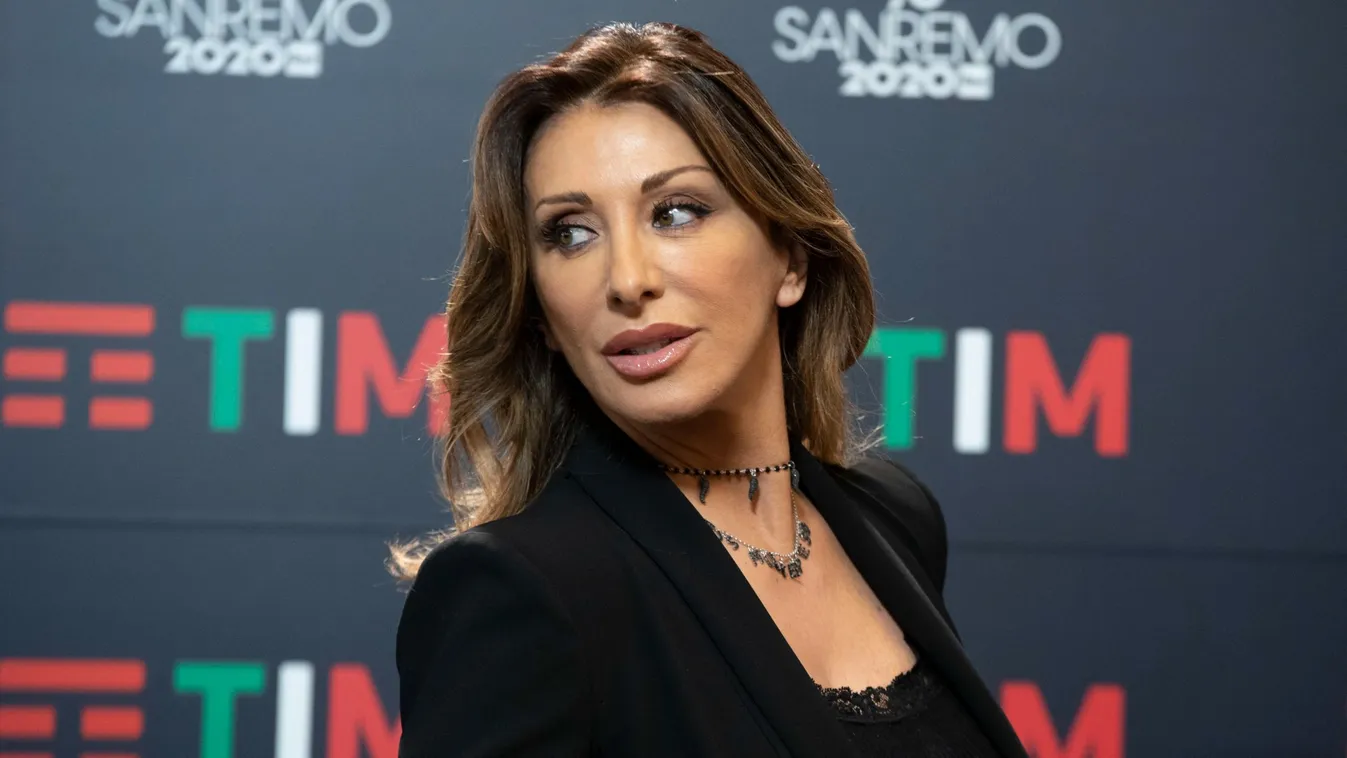 Gigadekoltázzsal terpeszt: így néz ki most a szexi énekesnő