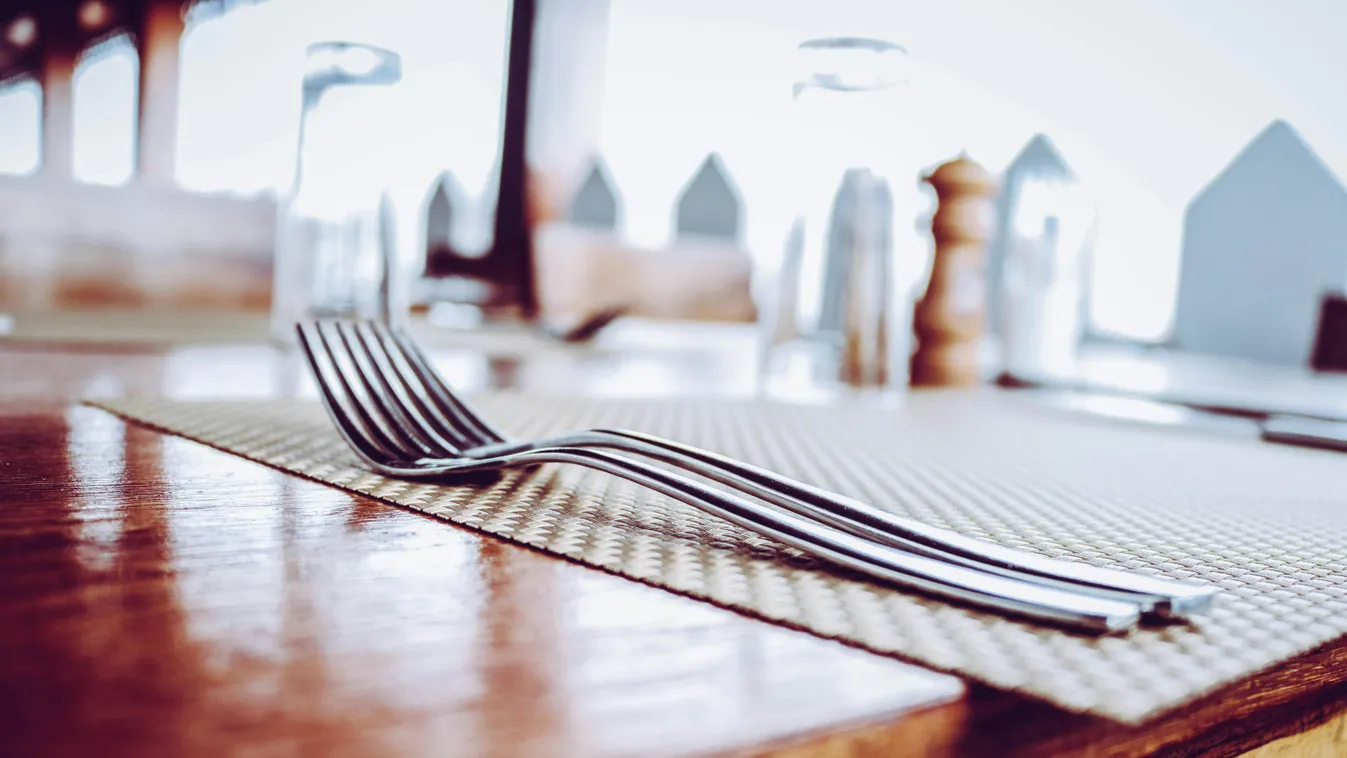 Rossz helyre ült le, tragédiába fulladt az éttermi vacsora