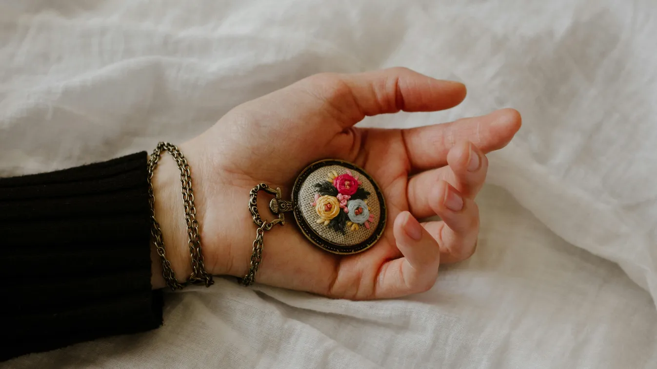 Kisfia mellett esett össze az anyuka, döbbenet, ami történt