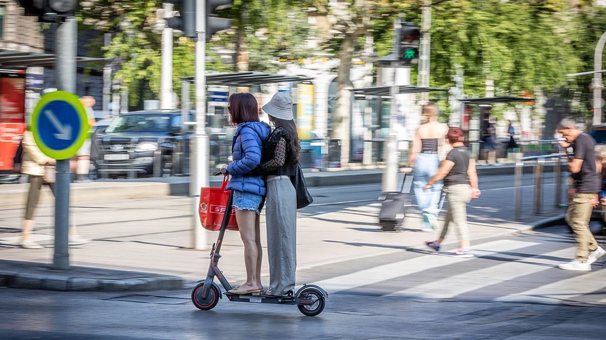 Budapest, utca, roller, dugó, mentő, illusztráció