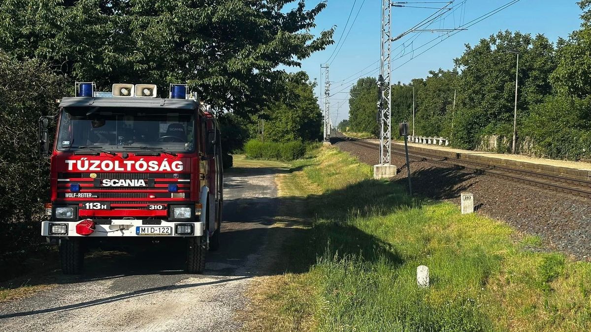 Valódi csoda: átment a vonat a Renault-on Csánignál, karcolásokkal úszták meg az utasok