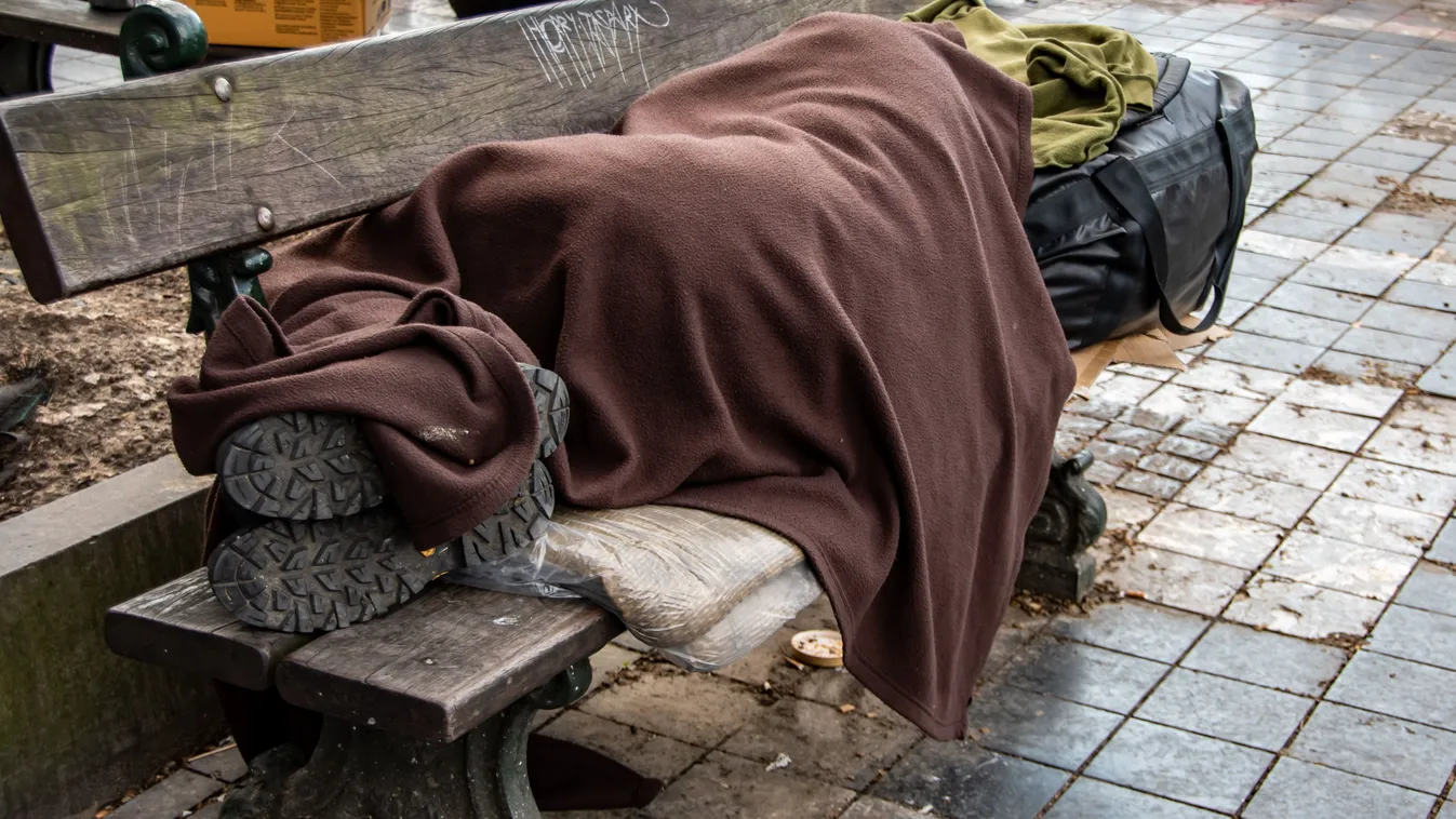 Mezítlábas hajléktalan balhézott Terézvárosban - Videó