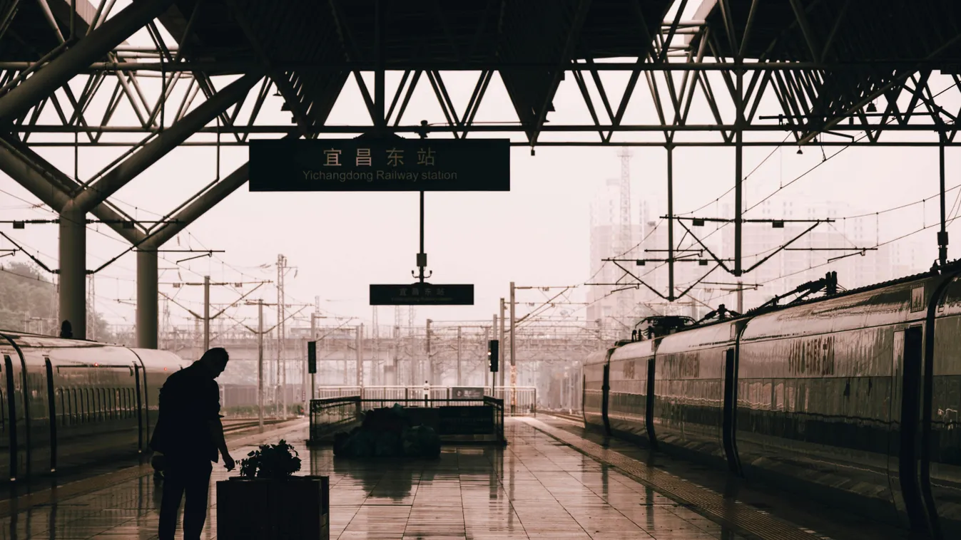 Vonat elé gurult egy ikerbabakocsi, az apa saját életét adta