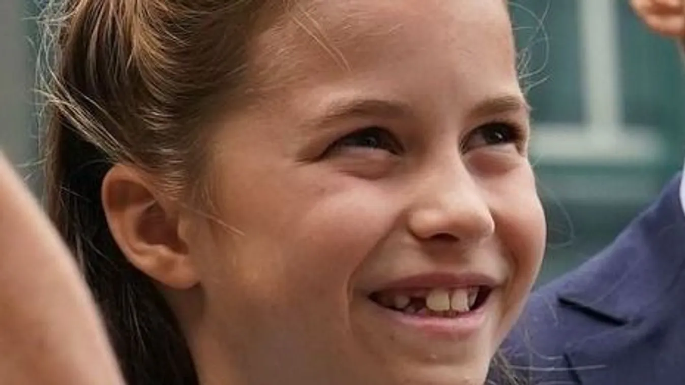 Kiverte a biztosítékot Sarolta hercegnő, szülei bepirultak