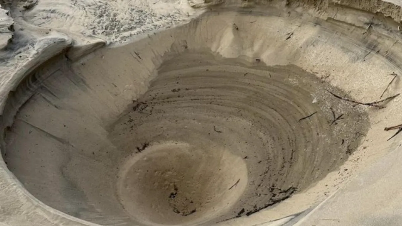 Óriási, rejtélyes lyukat találtak a strandon