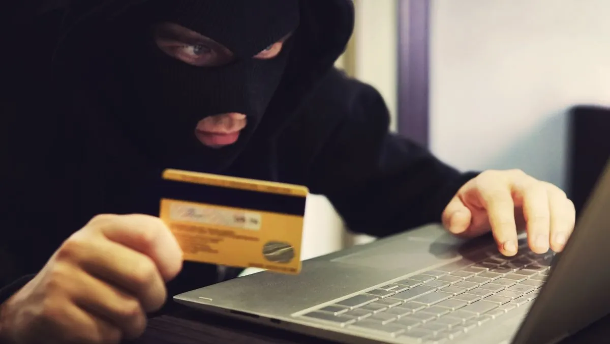 csaló kiberbűnöző ruhamárka adathalász