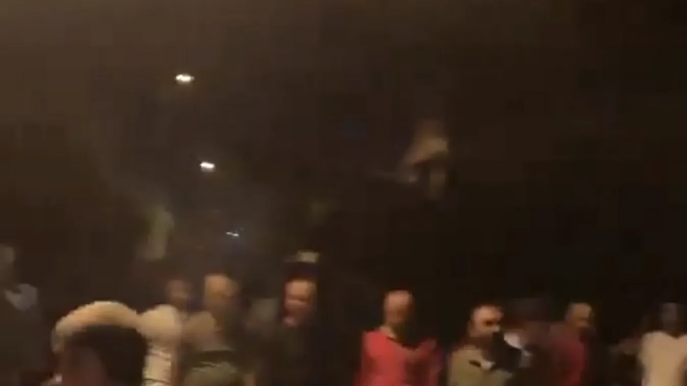 Törökországban szíriai üzleteket támadott meg a tömeg