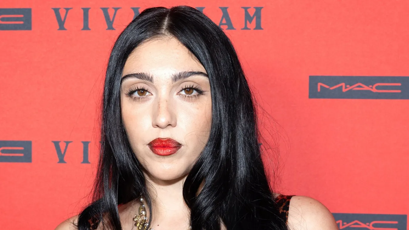 Madonna lánya szinte teljesen meztelenül jelent meg