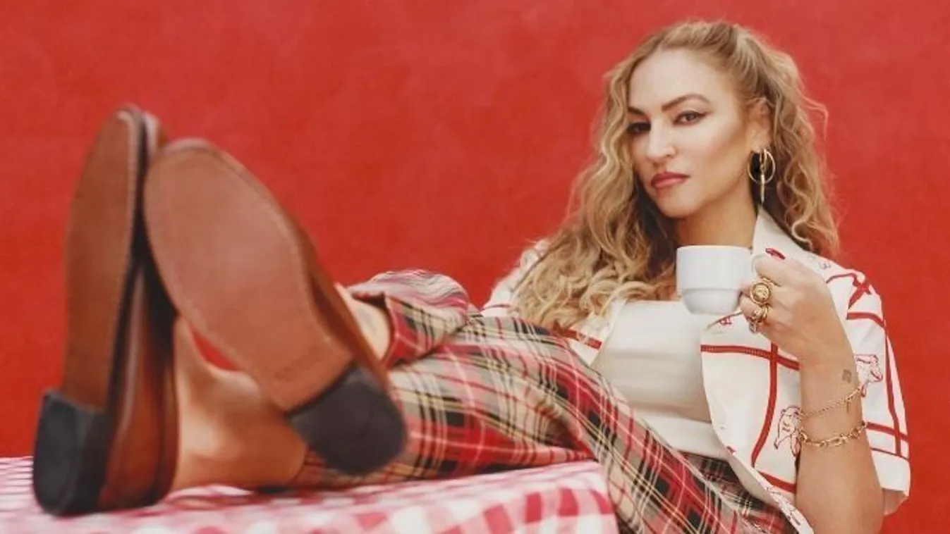 13 éves fia szerkeszti az Onlyfans modell képeit