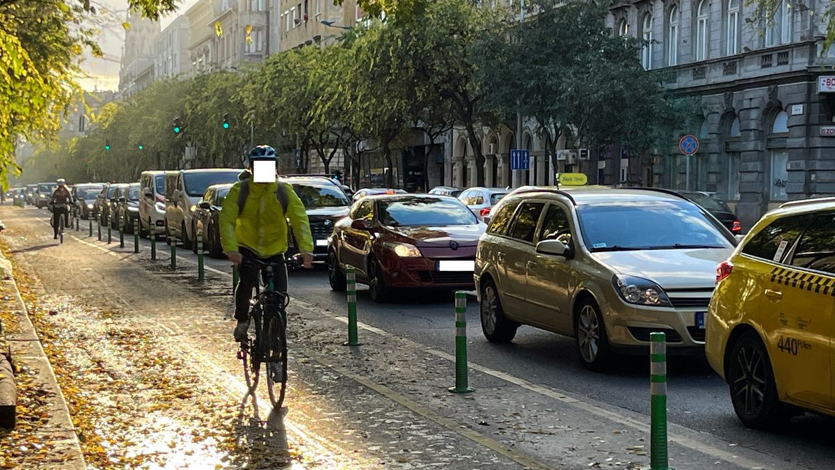Felnyögtek a tűzoltóautók: tömegkarambol Budapesten