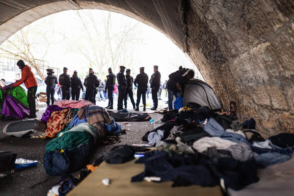Több száz illegálisan táborozó migránst távolítottak el a környékről