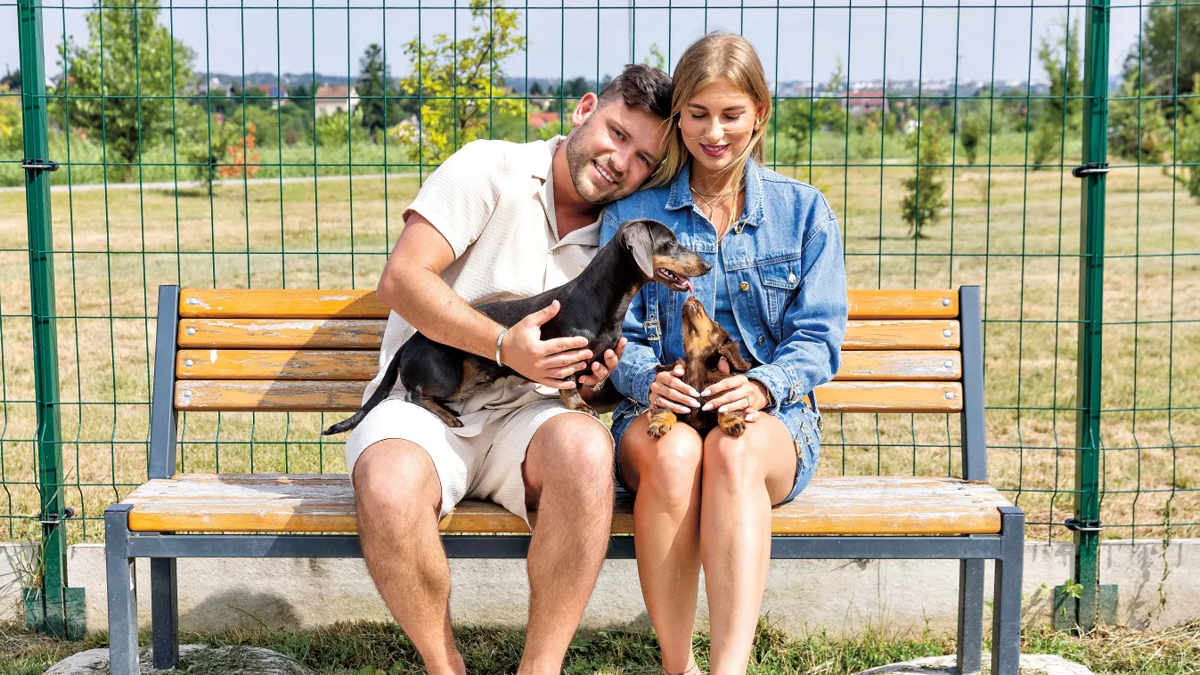 Két kutyán gyakorolja Szabó Ádám a babázást