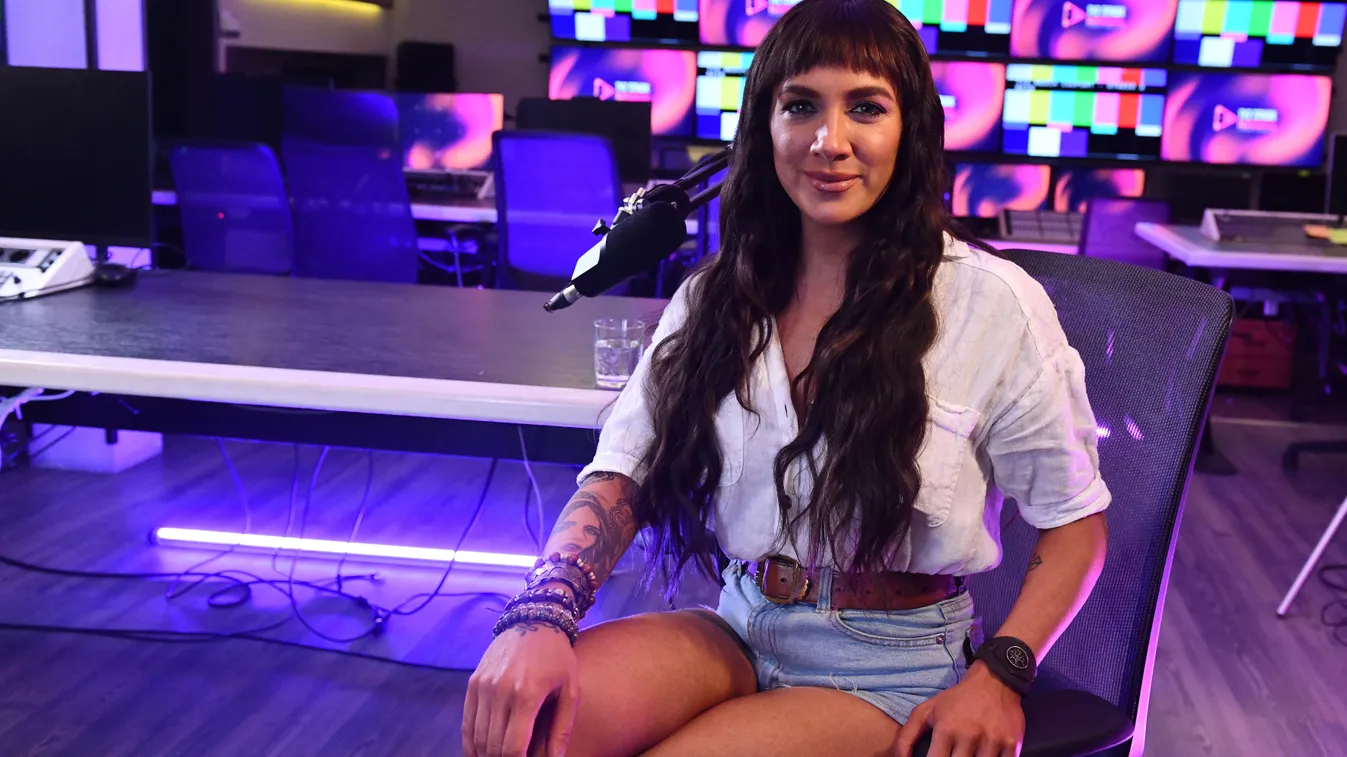 Vastag bajusszal kapták lencsevégre Tóth Gabit - itt a videó