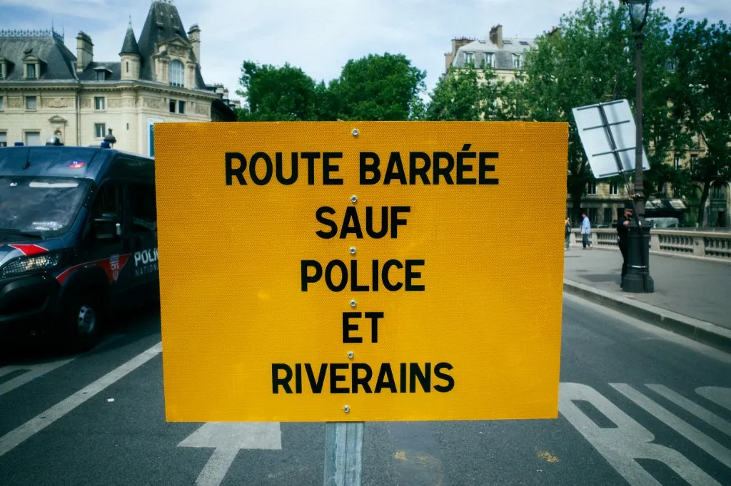 Lezárták a környket: a rendőrökön kívül csak a helyi lakosok juthatnak be