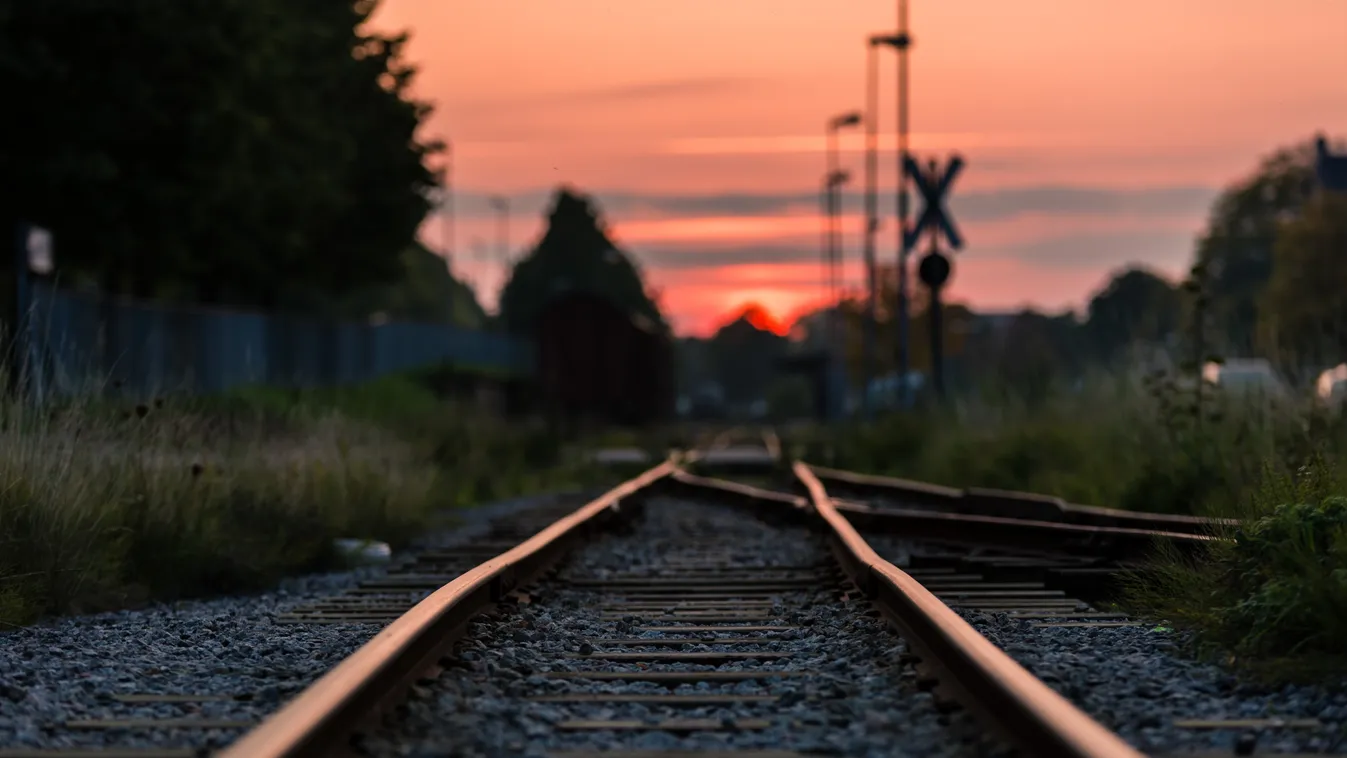 Hirtelen a vonat elé lépett egy gyerek a peronról