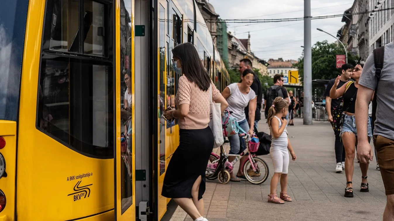 Rendőrök lepték el a 4-6-os villamost, több utast elvittek