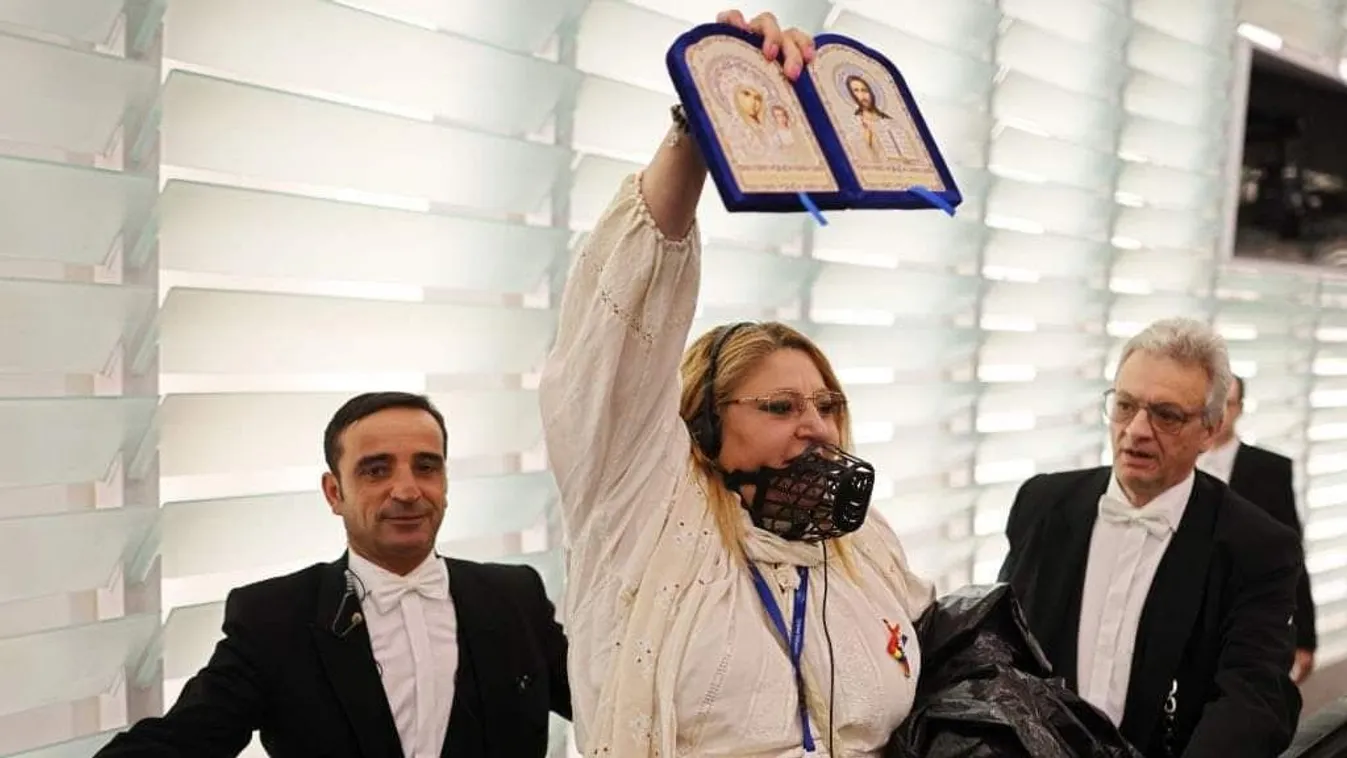 Szájkosaras román képviselő üvöltött az Európai Parlamentben